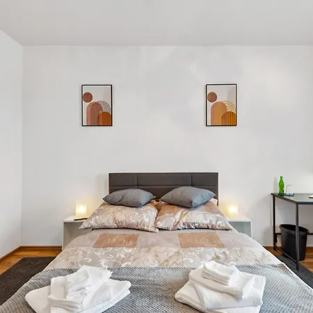 Zentrale Lage ... Ideal Fuer Geschaeftsleute, Monteure, Familien...3 Zimmer, Wlan, Smarttv דירה *