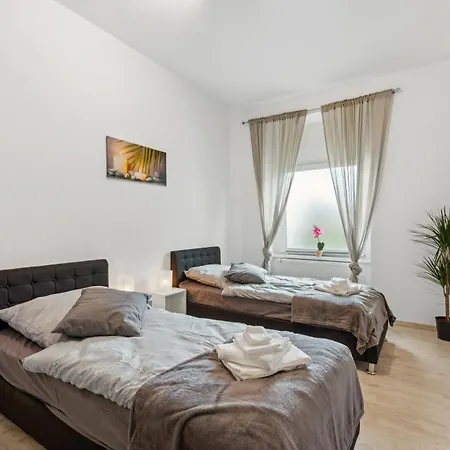 Zentrale Lage ... Ideal Fuer Geschaeftsleute, Monteure, Familien...3 Zimmer, Wlan, Smarttv דירה *