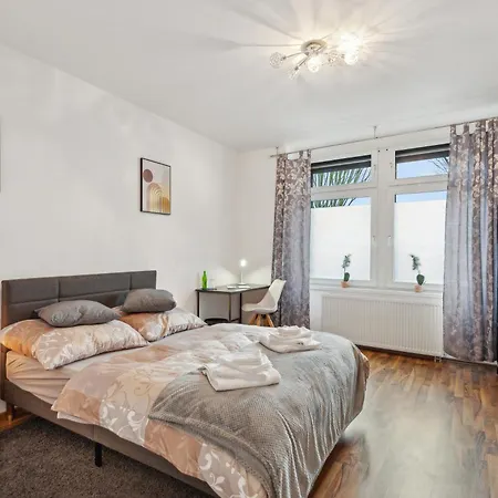 Zentrale Lage ... Ideal Fuer Geschaeftsleute, Monteure, Familien...3 Zimmer, Wlan, Smarttv דירה *