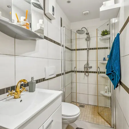 Zentrale Lage ... Ideal Fuer Geschaeftsleute, Monteure, Familien...3 Zimmer, Wlan, Smarttv * Mettmann