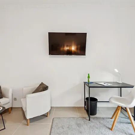 Zentrale Lage ... Ideal Fuer Geschaeftsleute, Monteure, Familien...3 Zimmer, Wlan, Smarttv * מטמן