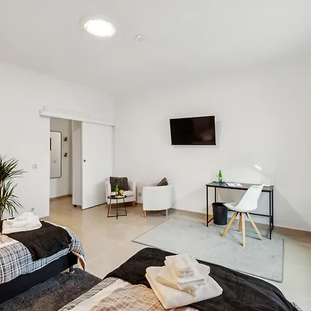 Zentrale Lage ... Ideal Fuer Geschaeftsleute, Monteure, Familien...3 Zimmer, Wlan, Smarttv מטמן