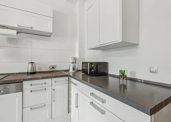 Zentrale Lage ... Ideal Fuer Geschaeftsleute, Monteure, Familien...3 Zimmer, Wlan, Smarttv * Mettmann