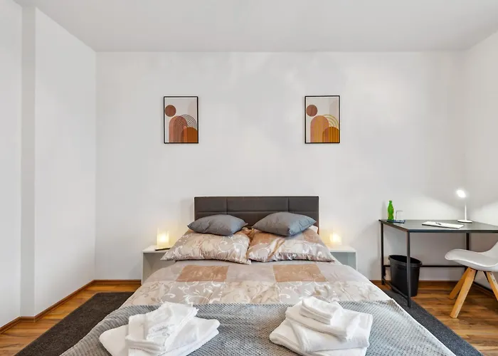 Zentrale Lage ... Ideal Fuer Geschaeftsleute, Monteure, Familien...3 Zimmer, Wlan, Smarttv Appartement *