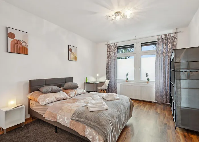 Zentrale Lage ... Ideal Fuer Geschaeftsleute, Monteure, Familien...3 Zimmer, Wlan, Smarttv Appartement *