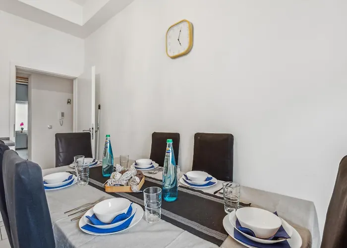 Appartement Zentrale Lage ... Ideal Fuer Geschaeftsleute, Monteure, Familien...3 Zimmer, Wlan, Smarttv *